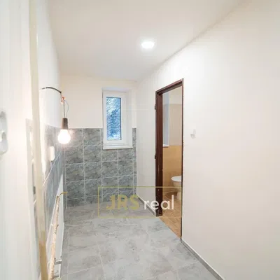 Toilette; fliesenboden, tageslicht