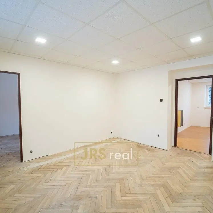 Sonstiges; holzboden, renovierungsbedürftig, tageslicht