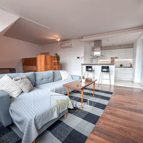 Salón; luz natural, estilo moderno, suelo de madera