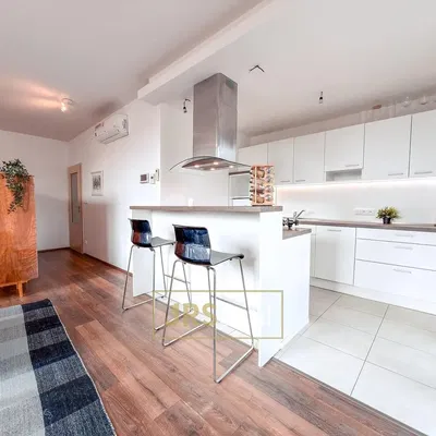 Mutfak; mutfak aletleri, doğal ışık, modern stil, ahşap zemin, fayans zemin