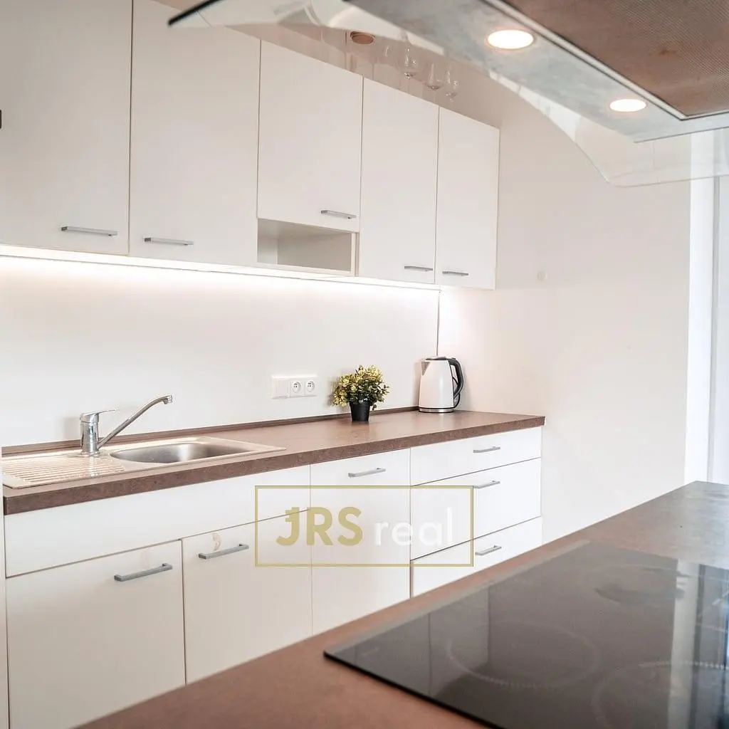 Mutfak; mutfak aletleri, doğal ışık, modern stil