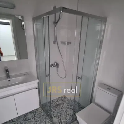 Badezimmer; fliesenboden, renoviert, tageslicht, moderner stil