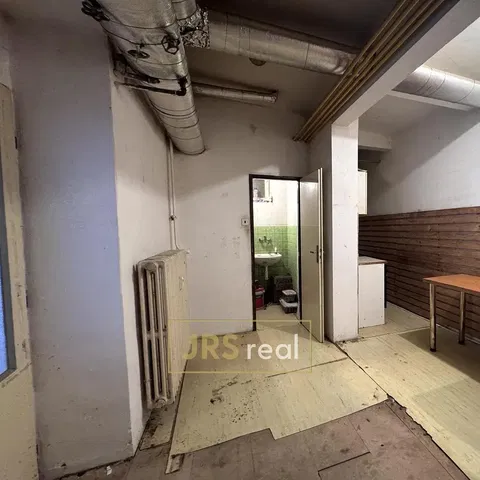 Autre; nécessite rénovation, carrelage, poutres en bois