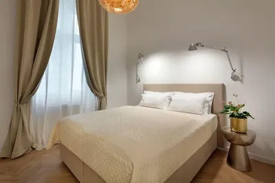 Schlafzimmer; holzboden, tageslicht