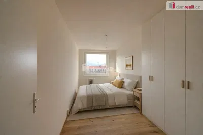 Spavaća soba; drveni pod, prirodno svjetlo, moderni stil