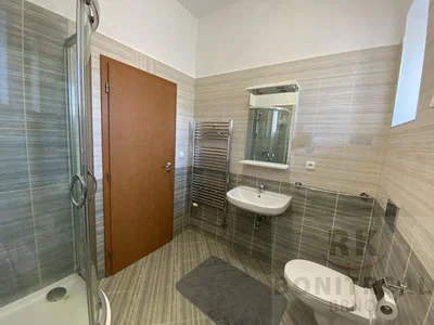 Badezimmer; fliesenboden, renoviert, tageslicht, moderner stil