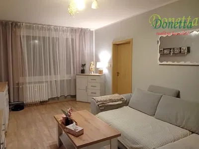 Oturma odası; ahşap zemin, doğal ışık, modern stil