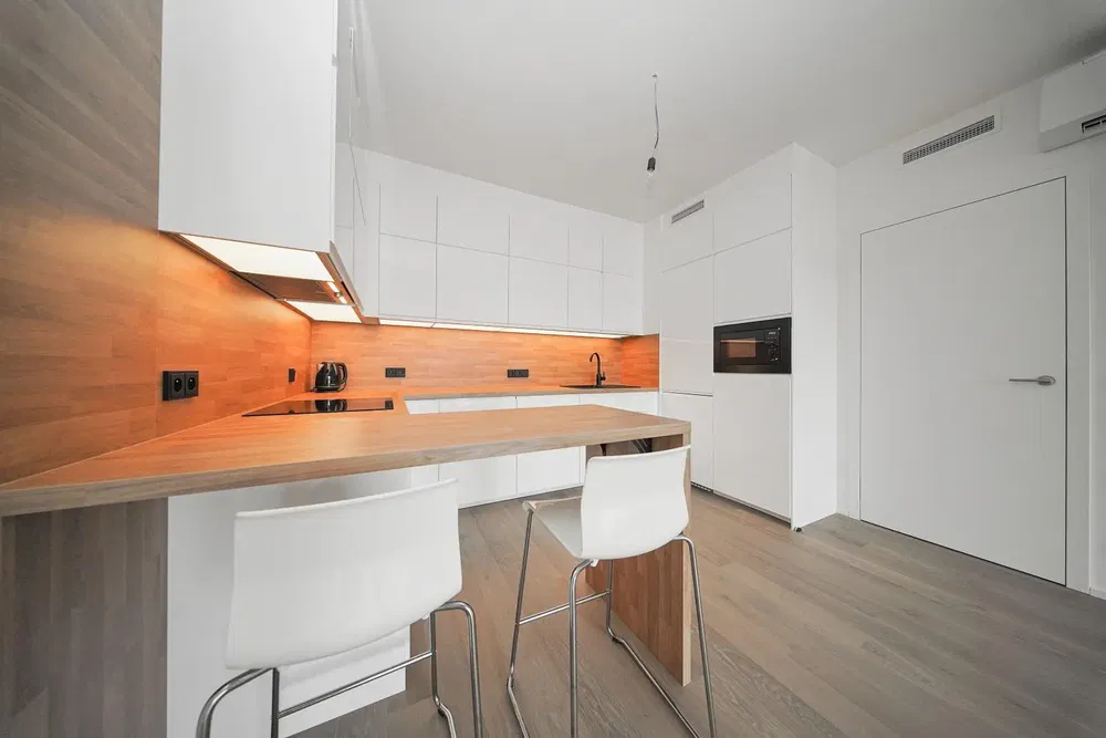 Cucina; elettrodomestici, luce naturale, stile moderno, pavimento in legno