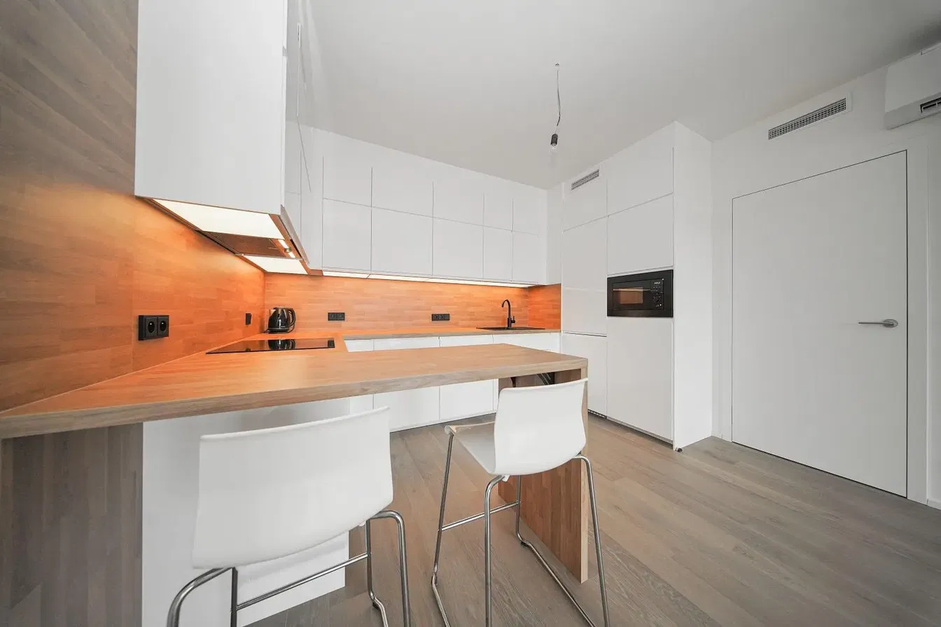Cucina; elettrodomestici, luce naturale, stile moderno, pavimento in legno