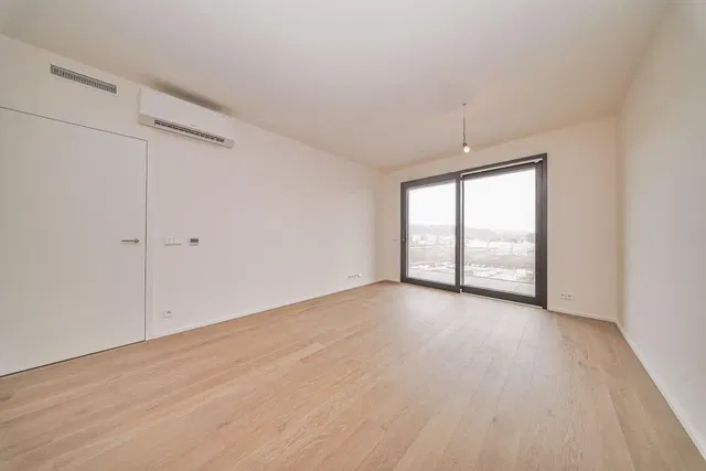 Soggiorno; vista, luce naturale, pavimento in legno, ristrutturato