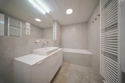Bagno; pavimento in piastrelle, ristrutturato, luce naturale, stile moderno