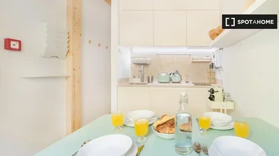 Küche; küchengeräte, tageslicht, moderner stil