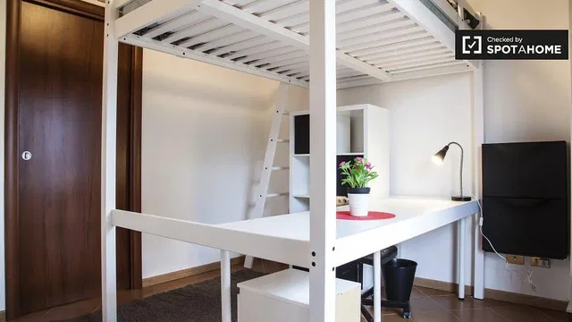 Camera da letto; pavimento in legno, luce naturale, stile moderno