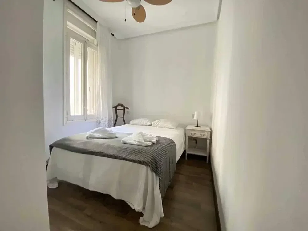 Schlafzimmer; tageslicht, holzboden