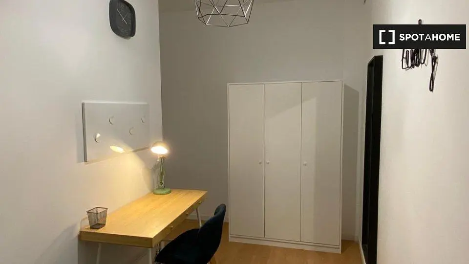 Yatak odası; ahşap zemin, modern stil