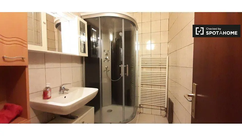 Banyo; fayans zemin, doğal ışık, tadilatlı