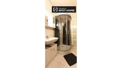 Banyo; fayans zemin, doğal ışık