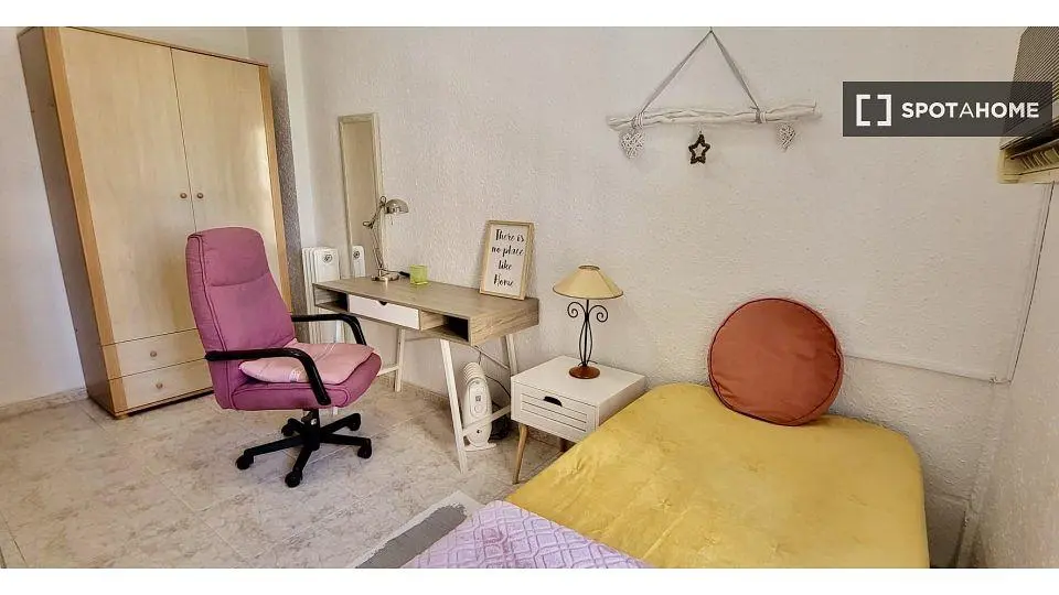 Camera da letto; stile moderno, luce naturale