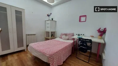 Schlafzimmer; holzboden, tageslicht, moderner stil