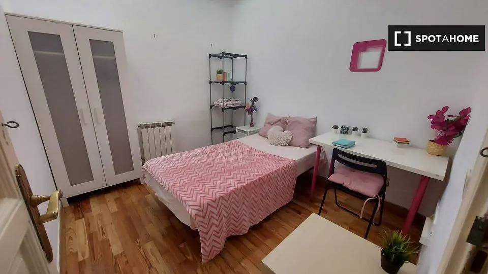Schlafzimmer; holzboden, tageslicht, moderner stil
