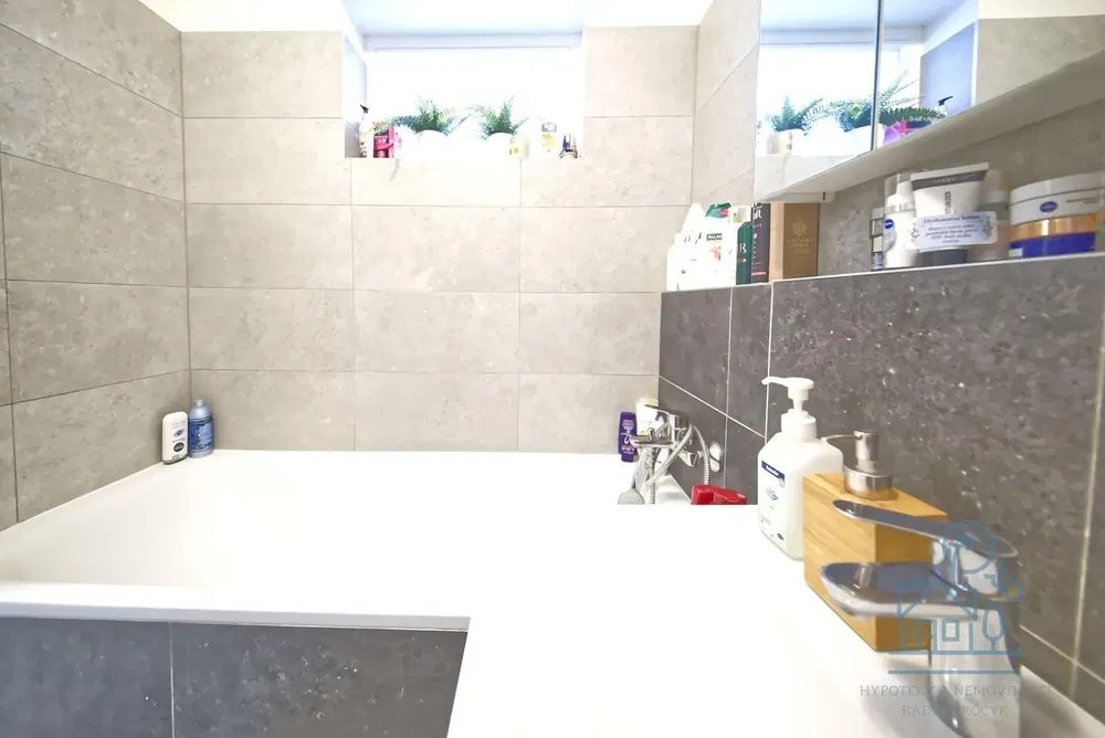 Bagno; pavimento in piastrelle, luce naturale, ristrutturato