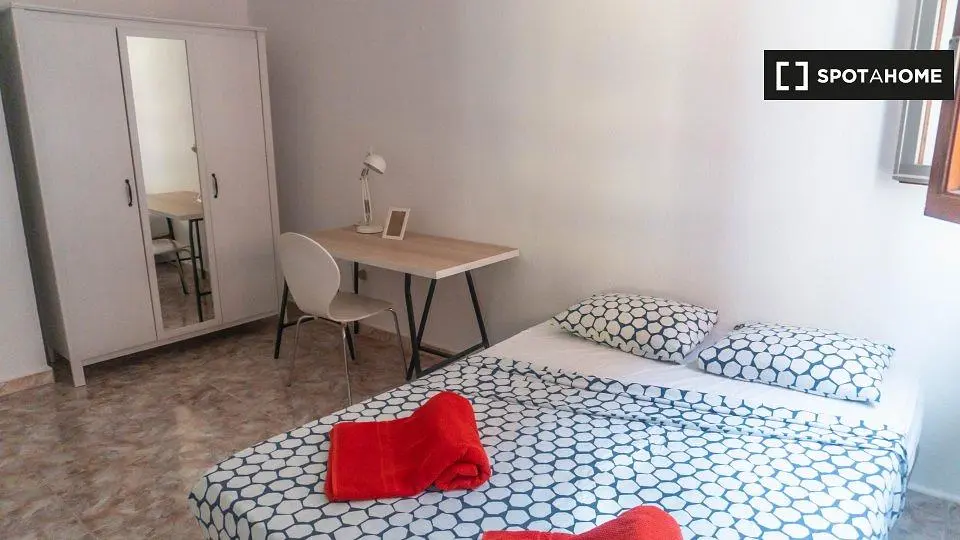 Ložnice; dřevěná podlaha, přirozené světlo, moderní styl