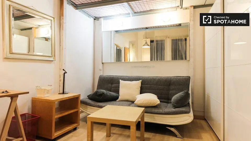 Oturma odası; modern stil, ahşap zemin, doğal ışık