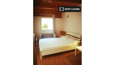 Schlafzimmer; tageslicht, holzbalken