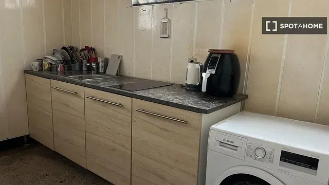 Cucina; elettrodomestici, pavimento in piastrelle