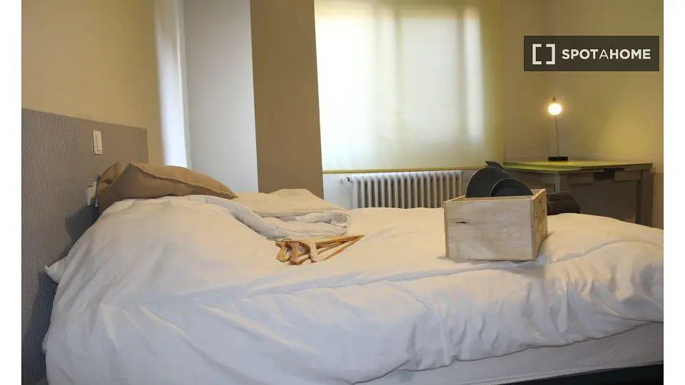 Ložnice; přirozené světlo, moderní styl