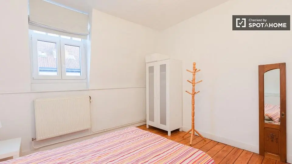 Camera da letto; pavimento in legno, luce naturale