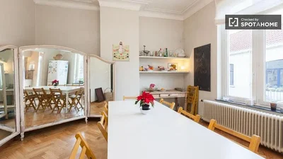 Sala da pranzo; pavimento in legno, luce naturale, stile moderno