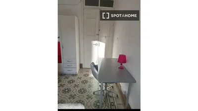 Ložnice; dřevěná podlaha, dlažba, přirozené světlo, moderní styl