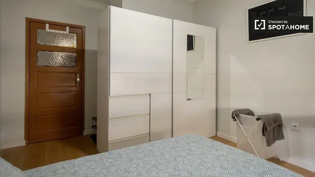 Υπνοδωμάτιο; ξύλινο πάτωμα, φυσικό φως, μοντέρνο στυλ