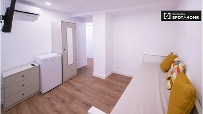 Ložnice; dřevěná podlaha, přirozené světlo