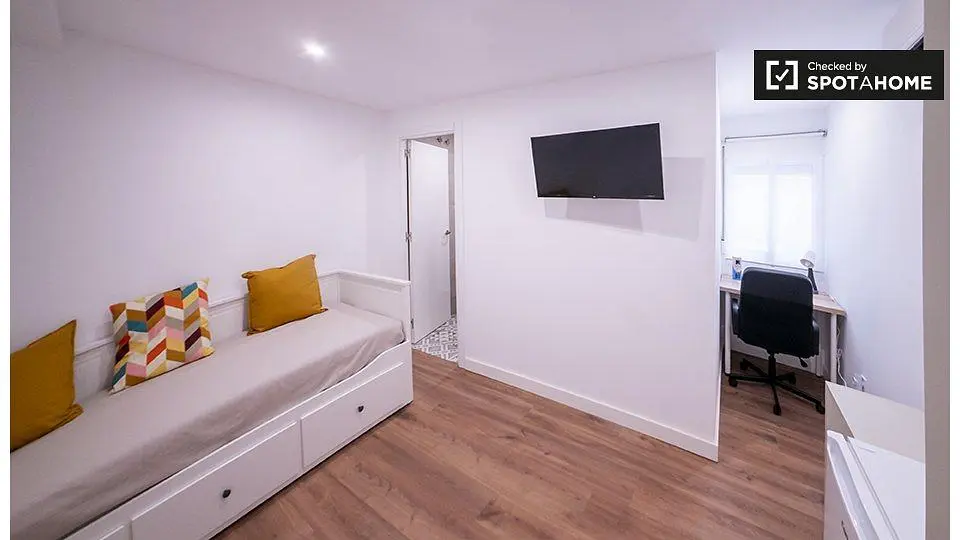 Ložnice; dřevěná podlaha, přirozené světlo, moderní styl