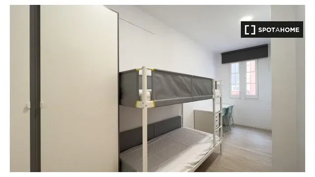 Habitación infantil; suelo de madera, luz natural