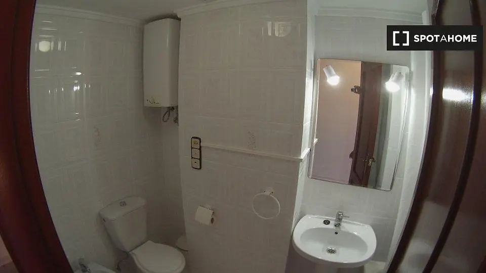 Toilette; warmwasserbereiter, fliesenboden