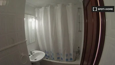 Badezimmer; fliesenboden, tageslicht, renoviert