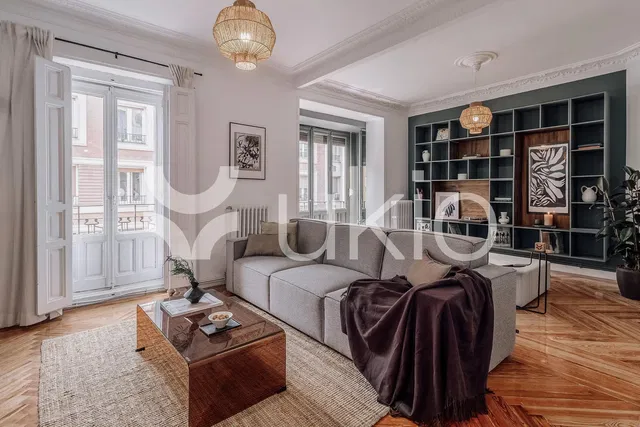 Wohnzimmer; blick, holzboden, tageslicht, moderner stil