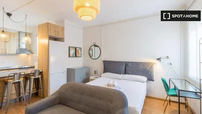 Camera da letto; elettrodomestici, luce naturale, stile moderno