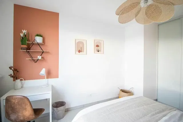 Спаваћа соба; природно светло, модерни стил