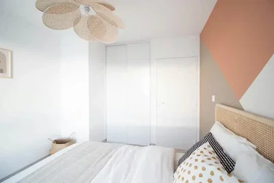 Yatak odası; doğal ışık, modern stil