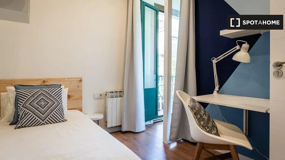 Camera da letto; luce naturale, stile moderno
