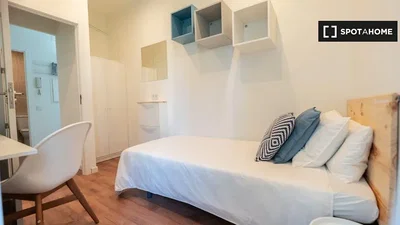 Camera da letto; pavimento in legno, luce naturale, stile moderno