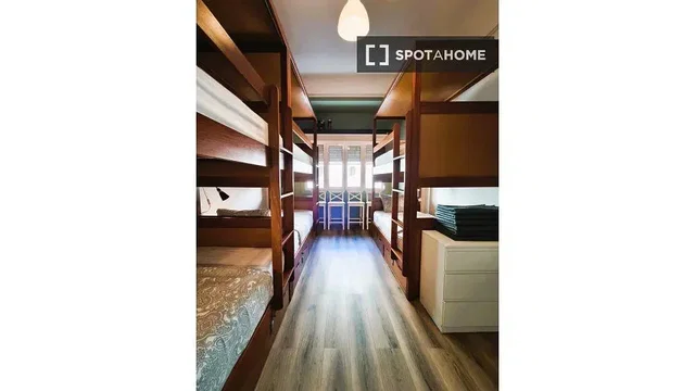 Kinderzimmer; holzboden, tageslicht