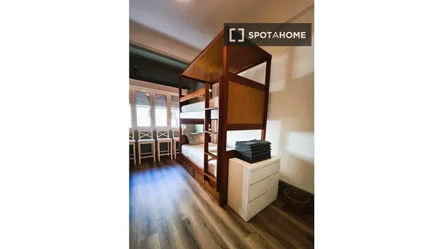 Kinderzimmer; holzboden, tageslicht