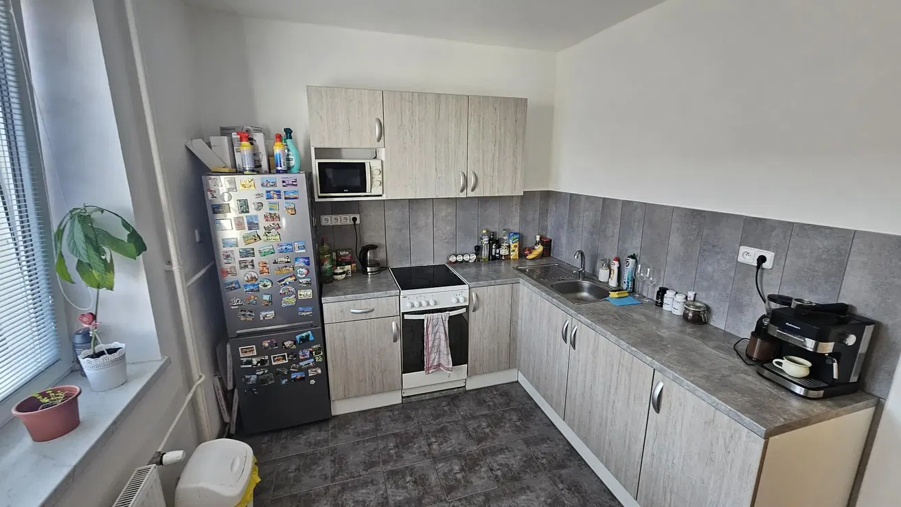 Cucina; elettrodomestici, pavimento in piastrelle