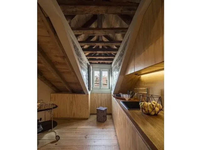 Cuisine; poutres en bois, parquet, vue