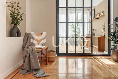 Soggiorno; pavimento in legno, luce naturale, stile moderno